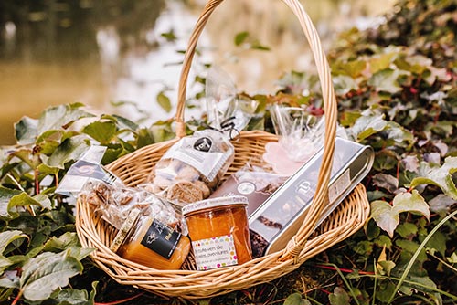 Panier de confitures et biscuits